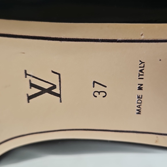 LOUIS VUITTON: Elegant Vintage Logo Polished Black Leather Ballet Flats - Picture 8 of 8